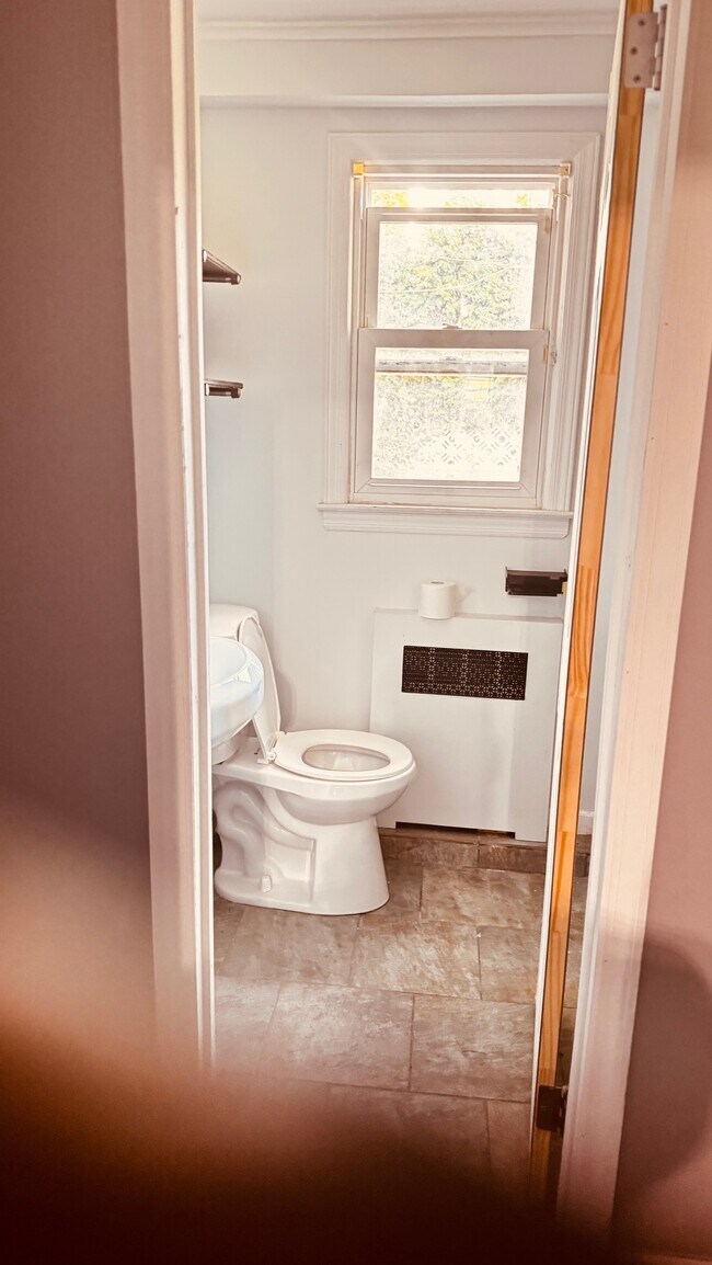 Building Photo - 609 Oxford St