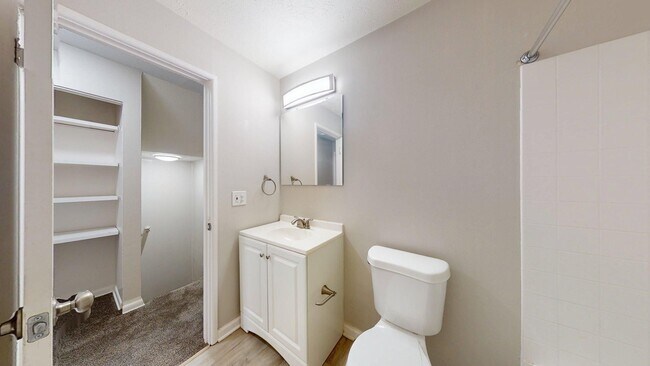 Building Photo - Elyria - updated 2 bedroom/1 bath townhouse.