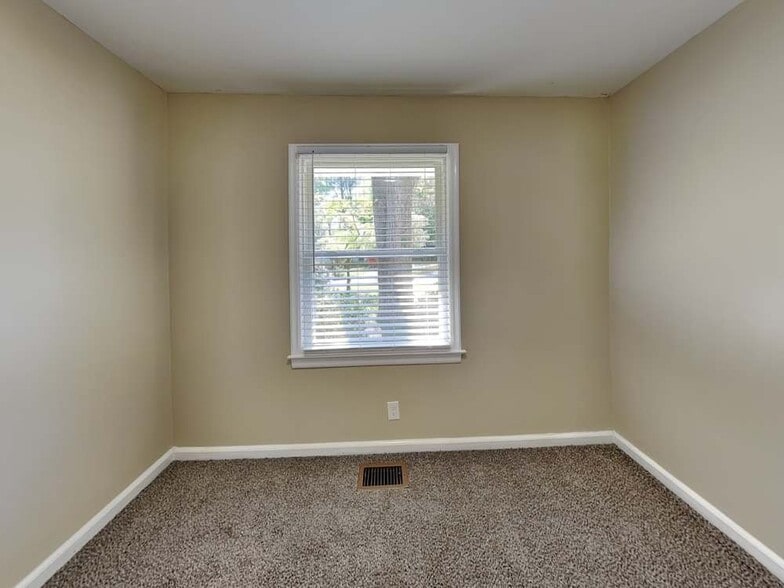 Building Photo - 277 Rocking Hill Dr SW