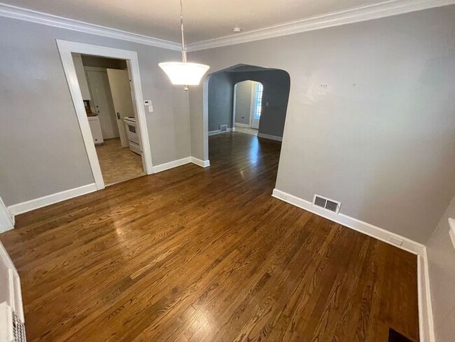 Building Photo - Charming 3 bedroom, 1.5 bathroom home in I...