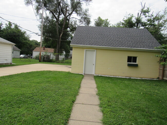 Building Photo - 1914 W Richwoods Blvd