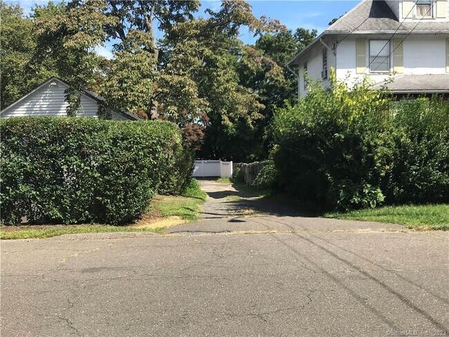 Building Photo - 42 Weed Hill Ave