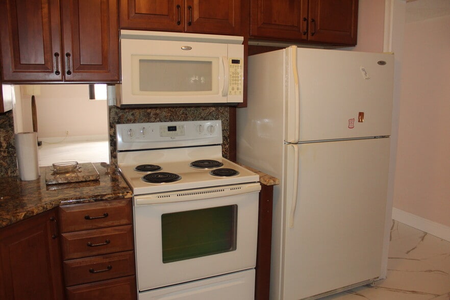 Building Photo - 4821 NW 22nd Ct