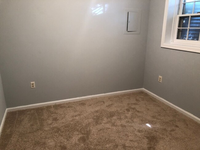 Building Photo - Updated Townhome Close to METRO