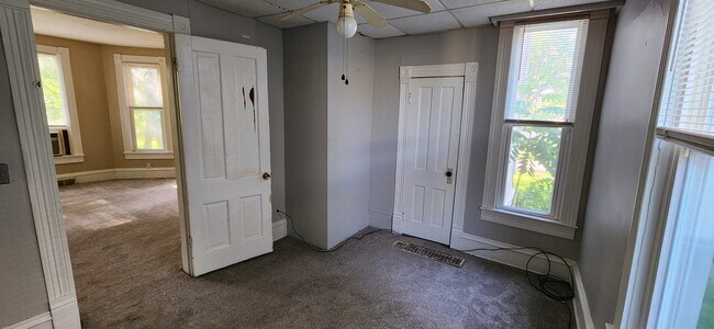 Building Photo - 814 13th Ave S