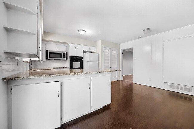 Building Photo - 8351 Lullwater Dr