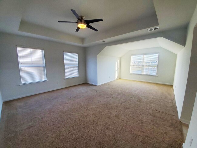 Building Photo - **Available Now** 3 Bedroom, 2.5 bath home with Great neighborhood amenities!