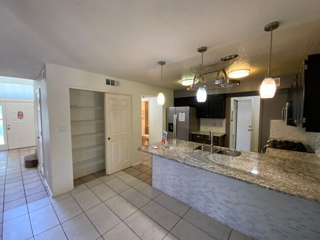 Building Photo - 3 Bedroom Home Available Near Golf Course ...