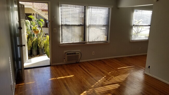 Building Photo - 7114 Haskell Ave