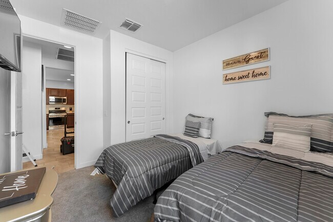 Building Photo - 1645 W la Mirada Dr