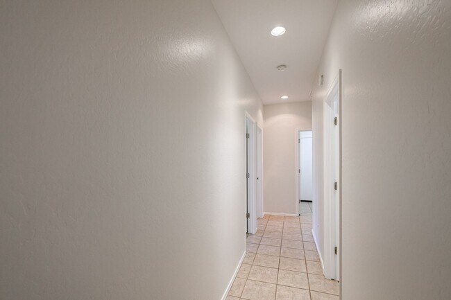 Building Photo - Charming 4 Bed 2 bath 2 Car Garage Home in...