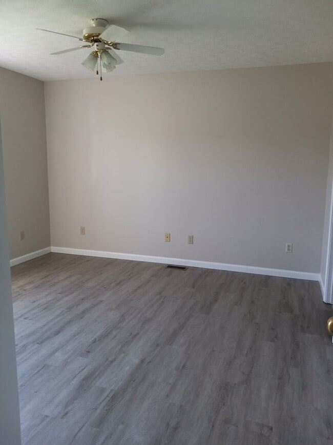 Building Photo - Beautiful 2 bedroom 2 bath duplex in East ...