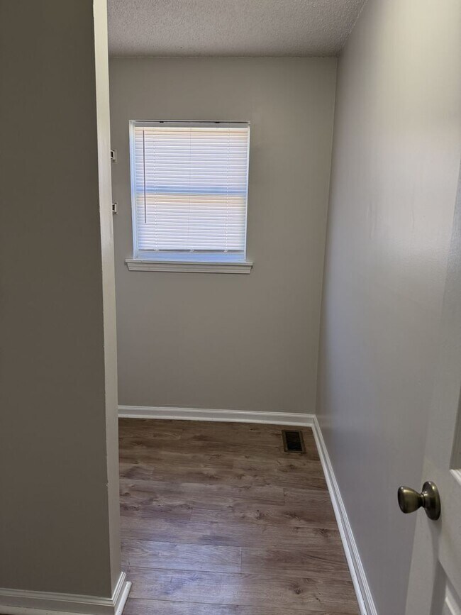 Building Photo - 2 bedrooms / 2 baths Duplex unit