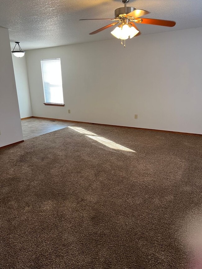 Building Photo - 3 bedroom 2 bath Spacious Duplex in great location!