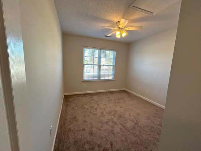 Building Photo - Updated 3 bedroom, 2 1/2 bathroom single f...