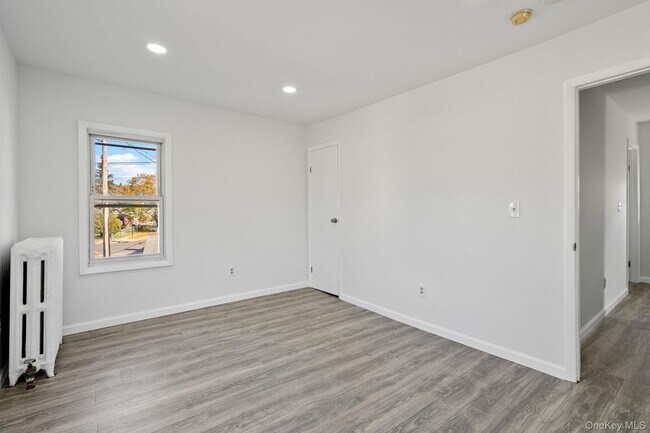 Building Photo - 87 Winnikee Ave