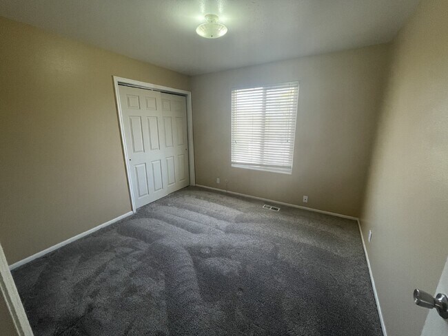 Building Photo - Spacious 6-Bed Oasis with Finished Basement & Cozy Fireplace.