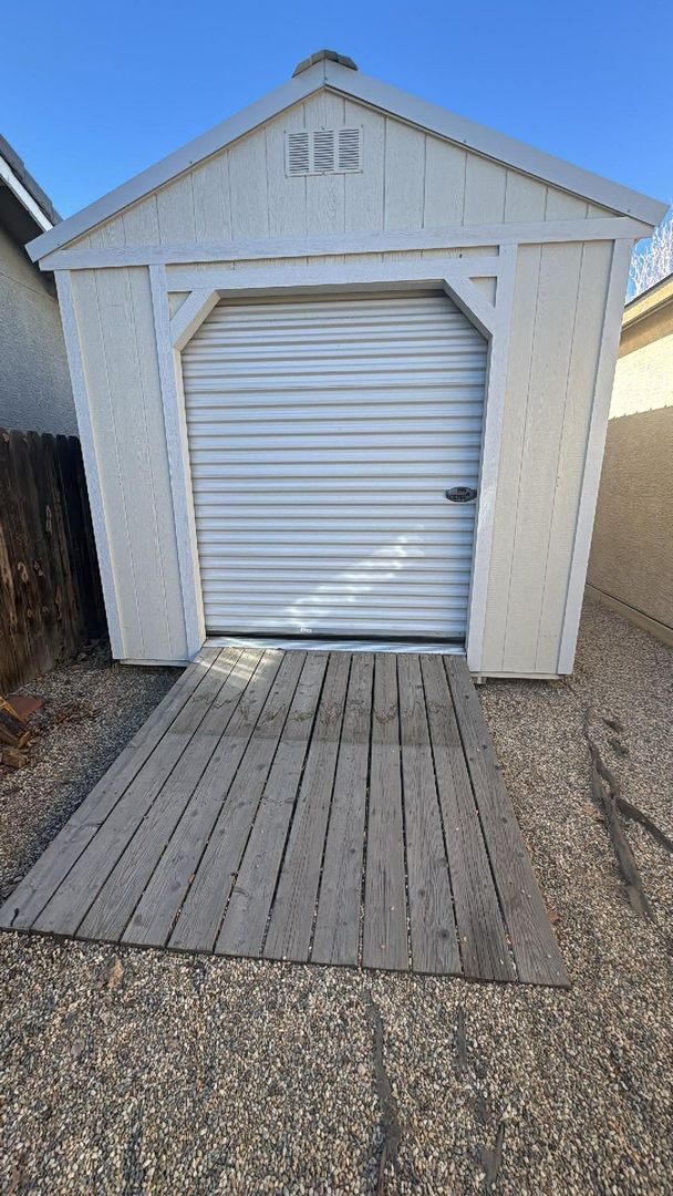 Building Photo - 4 Bedroom/2 Bath Home awaits you nestled in Fernley