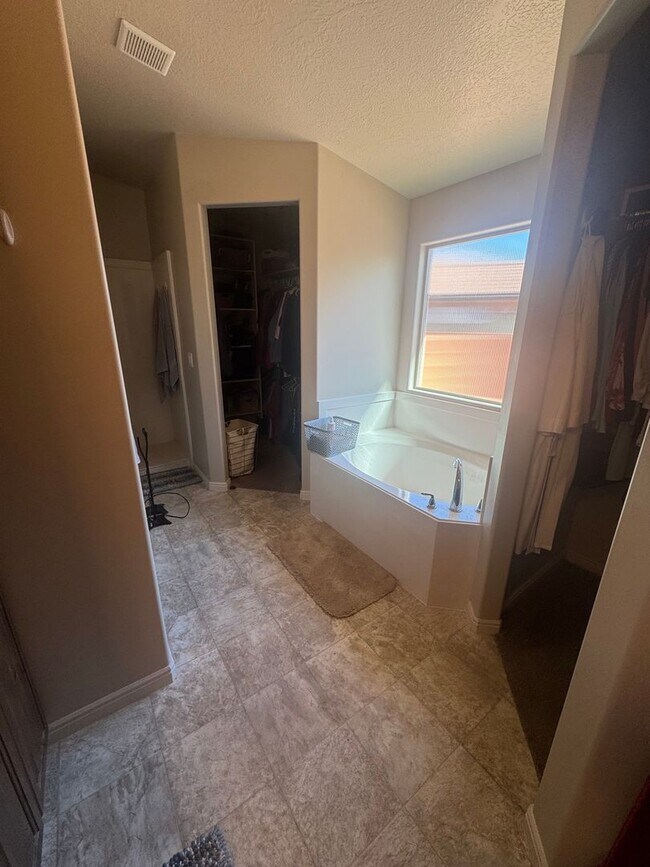 Building Photo - Lightly Furnished 4 Bed Home!