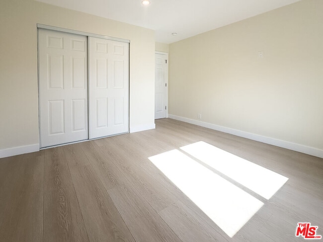 Building Photo - 2718 W 70th St