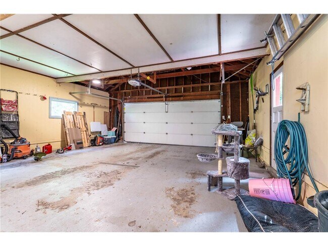 Building Photo - 1409 Hoot Lake Dr