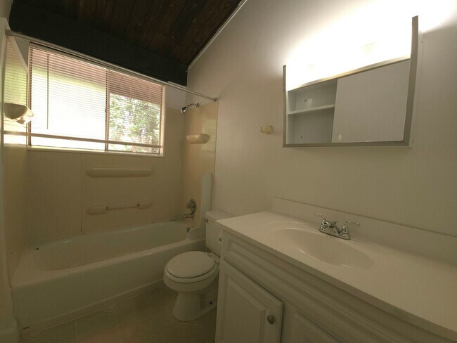 Building Photo - 3 Bedroom Apartment on West Side Of The Hill