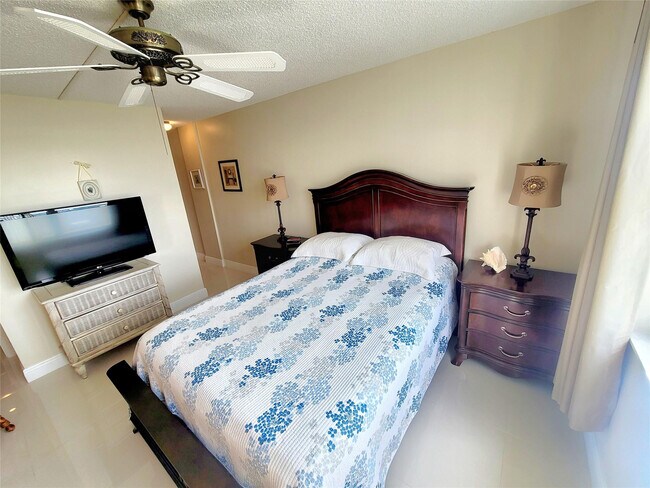 Building Photo - 1009 N Ocean Blvd