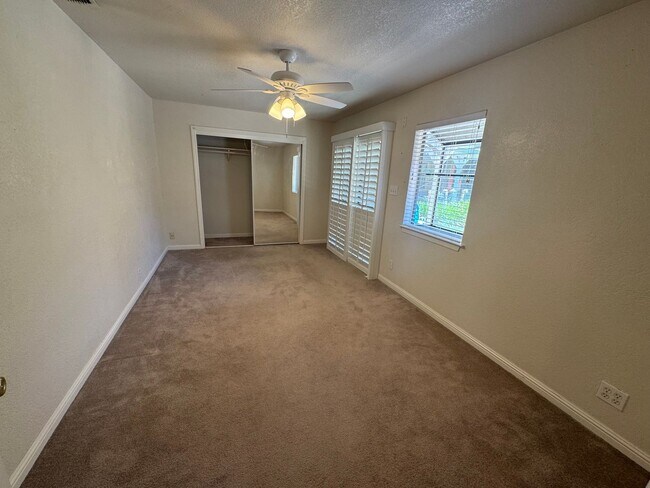 Building Photo - 2720 Larry Ln