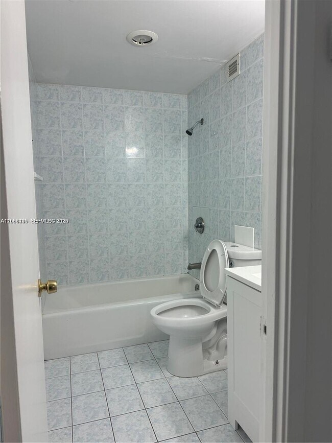 Building Photo - 400 Kings Point Dr