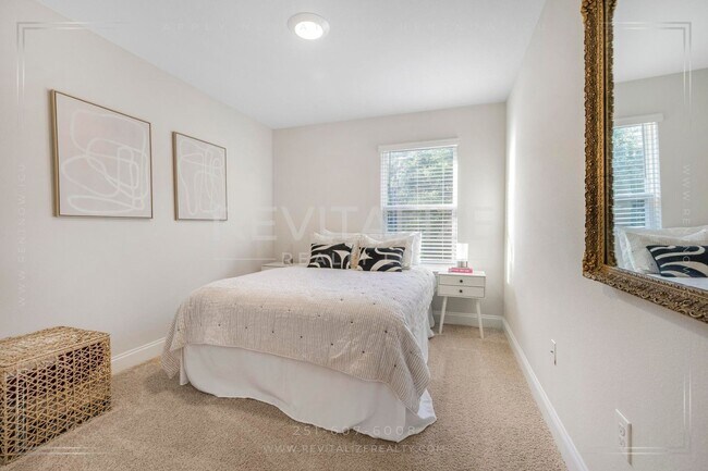 Building Photo - Beautiful Townhome in Quail Hollow, Spanis...