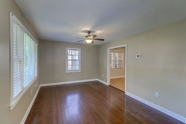 Building Photo - Renovated Brick Ranch!