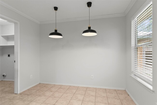 Building Photo - 6 Thicket Grove Pl