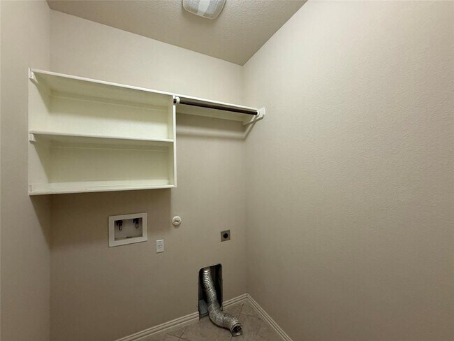 Building Photo - 633 Peregrine Way