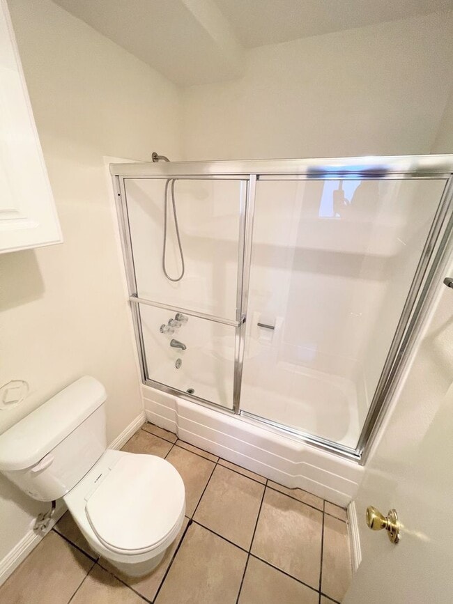 Building Photo - LARGE 1bd/1ba in NoHo WITH Parking!