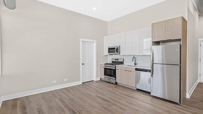 Building Photo - Spacious Rehabbed 1Bed+Office Unit in Uptown!