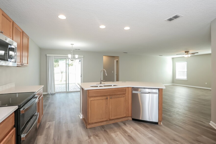 Building Photo - 11755 Alexandra Dr