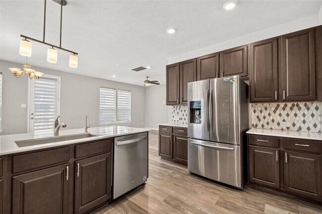 Building Photo - 10214 Pinewood Fox Dr