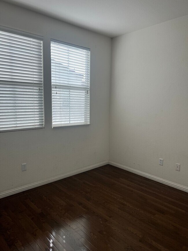 Building Photo - West Ventura Condo with a three car garage!