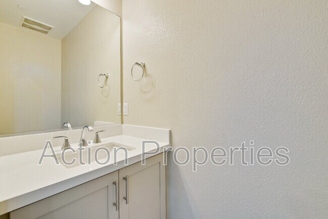 Building Photo - 549 Walker Dr