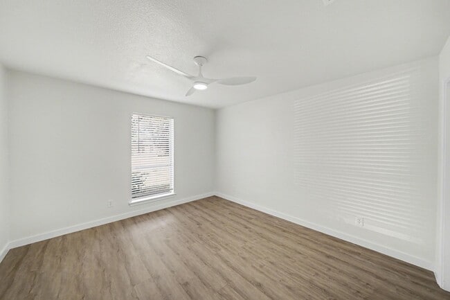 Building Photo - 3204 Lynbrook Dr