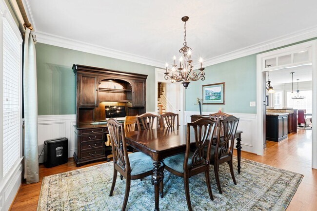 Building Photo - Elegant 5 bedroom home in Bedford!