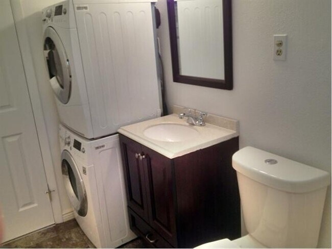 Building Photo - Charming 4BR House in Edgewater