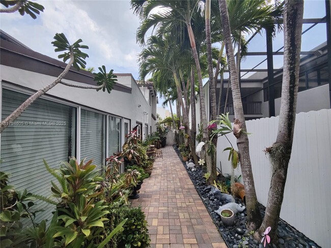 Building Photo - 1823 S Bayshore Ln