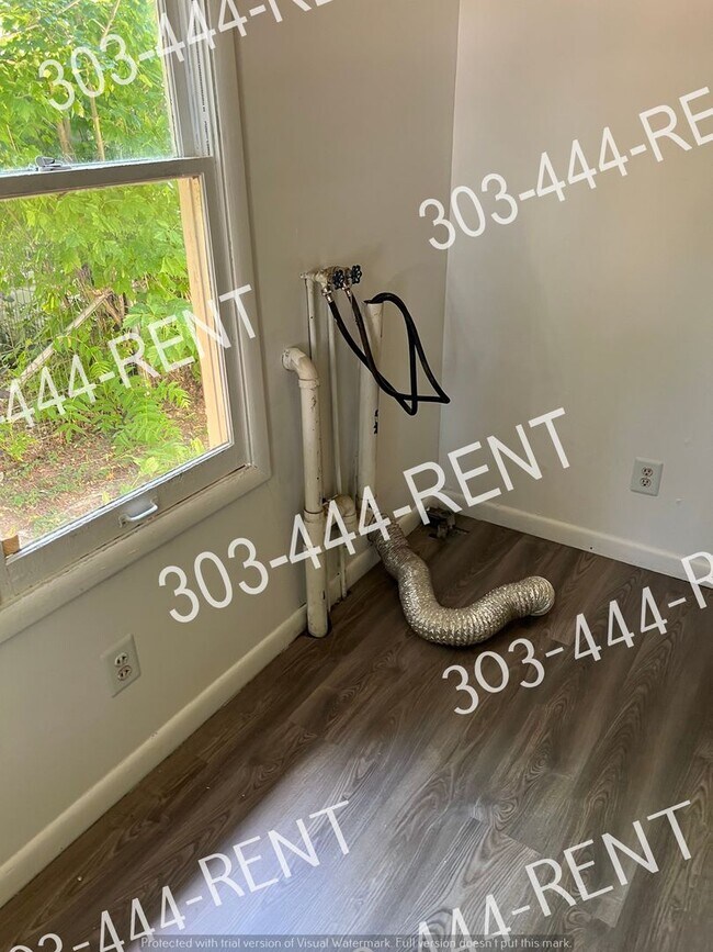 Building Photo - $400 Holiday Move-In Special – 3-Bed Ranch Home Minutes from Downtown Denver