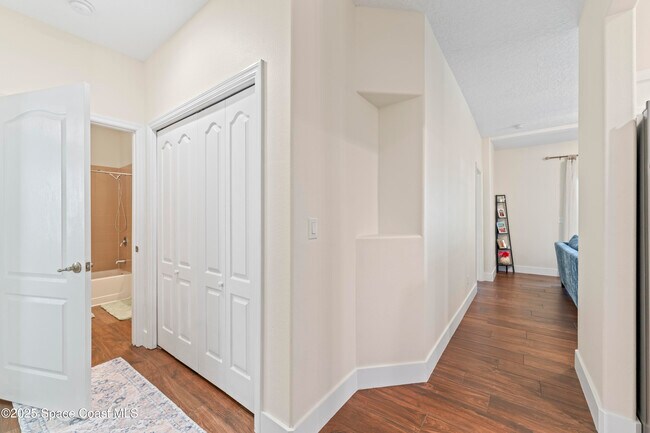 Building Photo - 1020 Venetian Dr