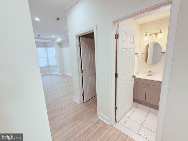 Building Photo - 714 Dolphin St