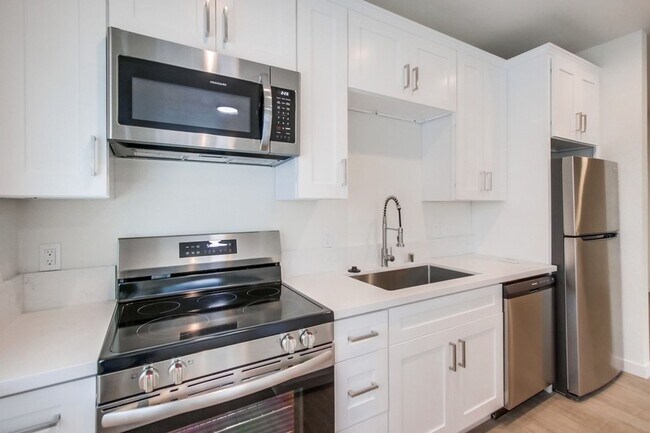 Building Photo - XL Studio - Newly renovated with large wal...