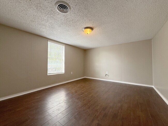 Building Photo - 137 Pearce Dr