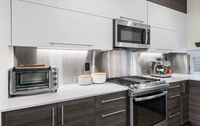 Building Photo - Three-Bedroom Townhouse on Queen Anne!!!!