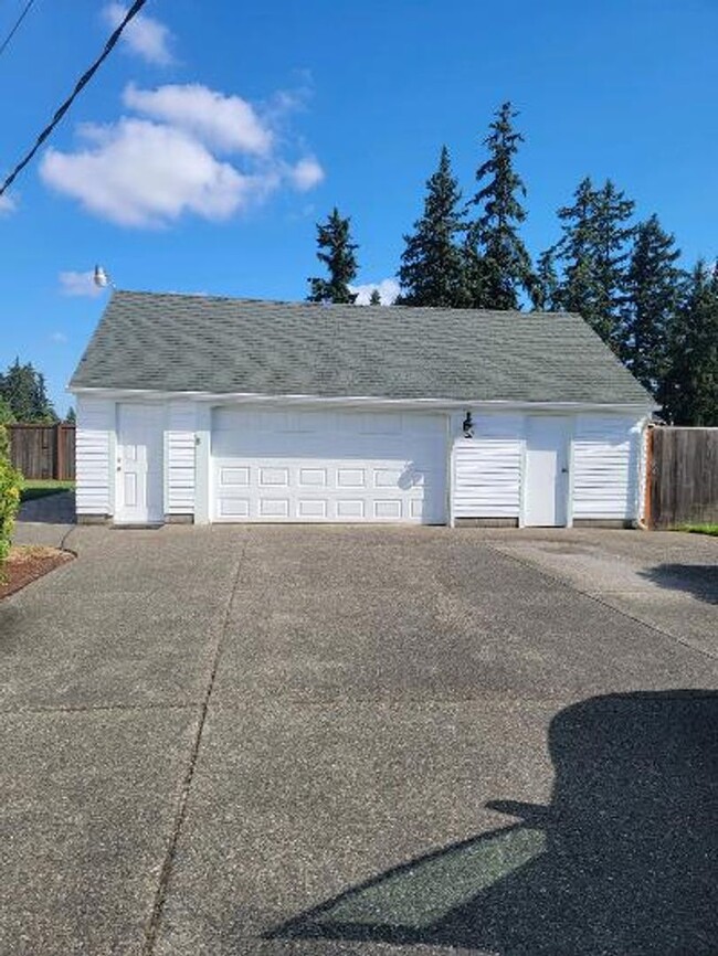 Building Photo - Spanaway 3 bedroom Craftsman w/ 2+ car garage